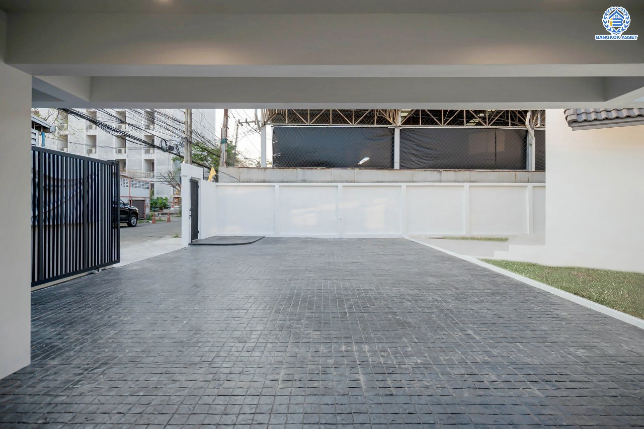 บ้านมือสองตกแต่งใหม่ ดีไซน์สวย โครงการ ลาดพร้าว130 ลาดพร้าว หลังใหญ่ถึง 154 ตร.ว. ฟังก์ชัน 4 ห้องนอน 5 ห้องน้ำ 1 ห้องแม่บ้าน จอดรถได้ 2 คัน พื้นที่ใช้สอยกว่า 589 ตร.ม. รองรับทุกกิจกรรม บนทำเลเชื่อมต่อหลายเส้นทาง อาทิ ถนนรัชดาภิเษก, ถนนเสรีไทย, ถนนรามคำแหง ใกล้จุดขึ้นทางด่วน "ฉลองรัช" ใกล้รถไฟฟ้าสายสีเหลือง "สถานีลาดพร้าว101" และรถไฟฟ้าสายสีส้ม "หัวหมาก"